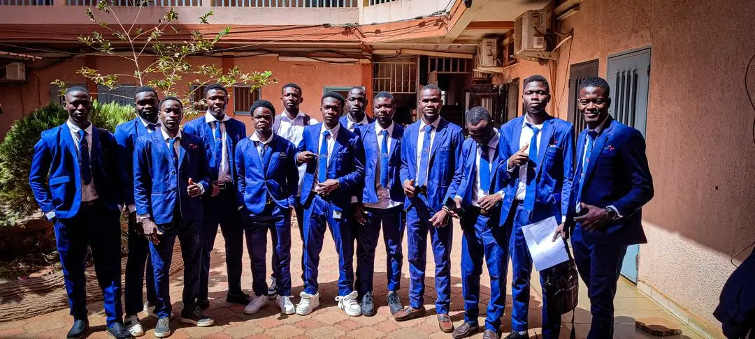 Groupe d’étudiants de IPAM BURKINA en tenue officielle bleue