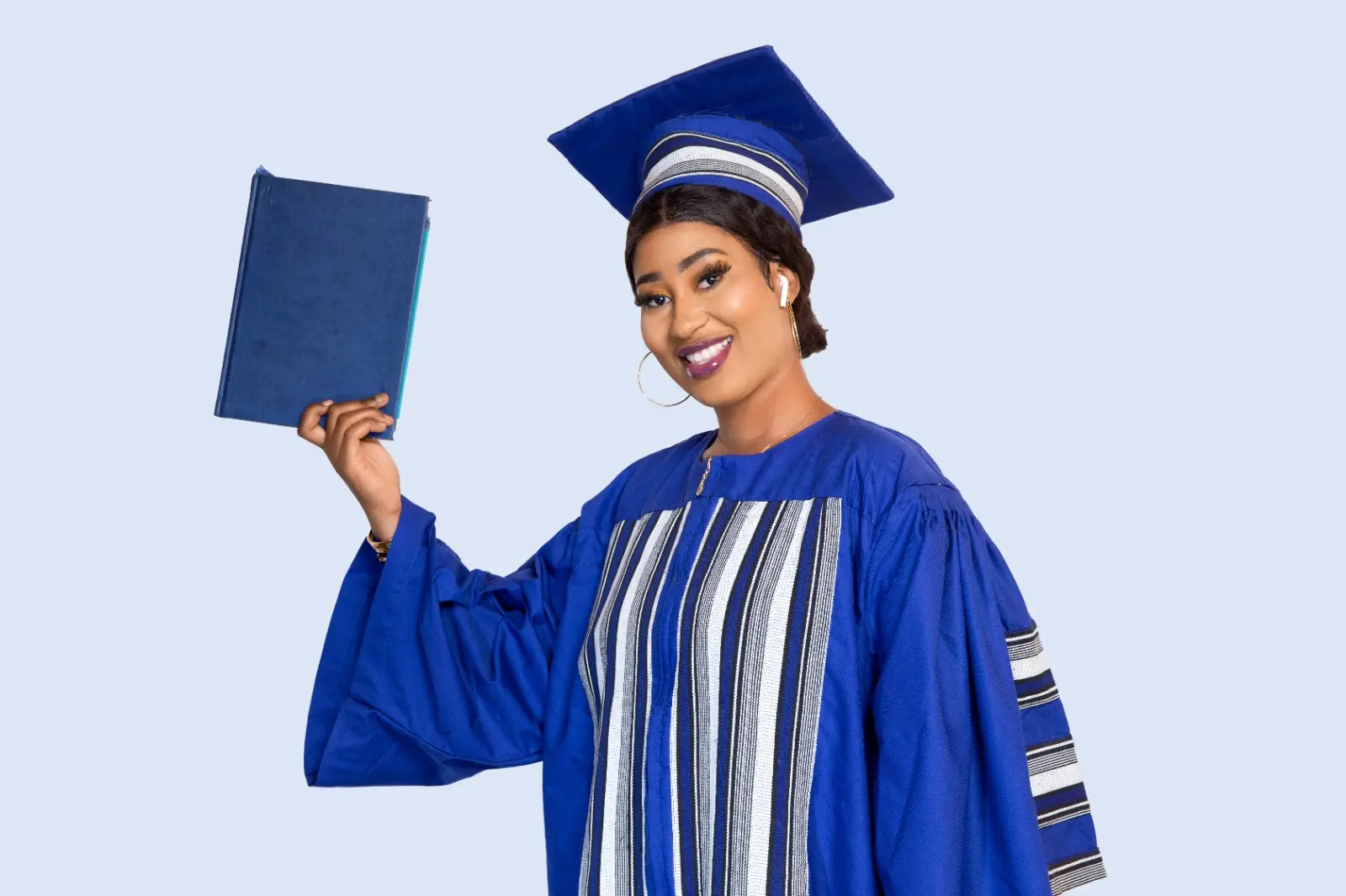 Diplômée en tenue académique bleue présentant son document