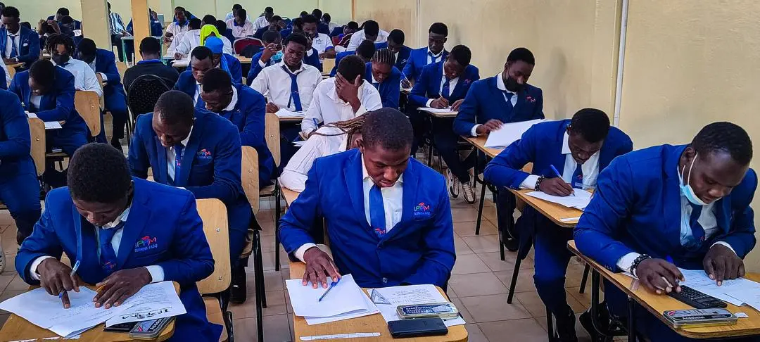 Étudiants de IPAM BURKINA composant dans une grande salle d’examen