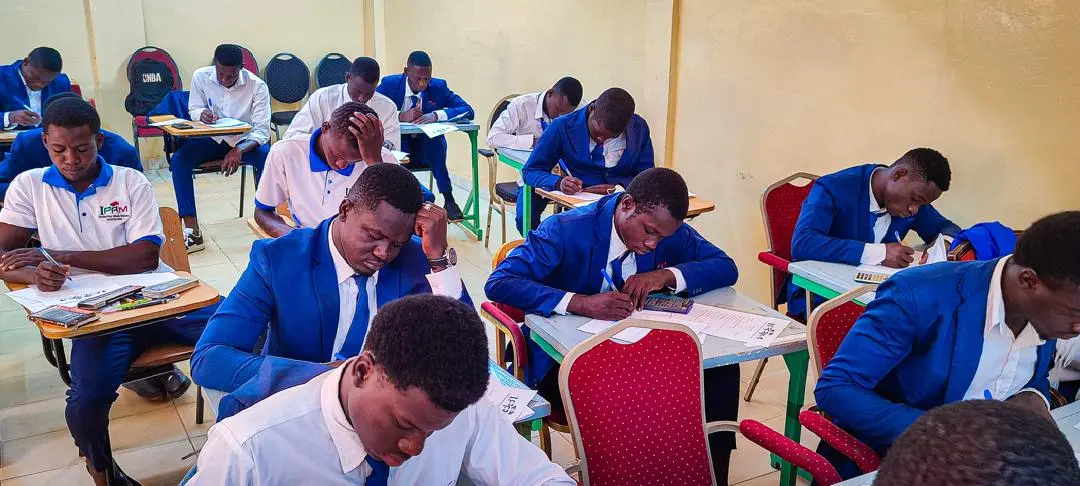 Étudiants concentrés pendant une évaluation en salle