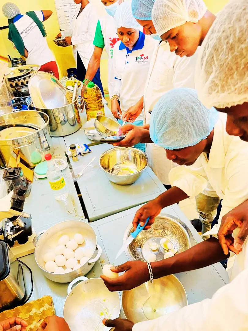 Étudiants réalisant une préparation agroalimentaire en laboratoire